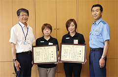 【写真】左から夏目区長、秋山直子さん、町屋緑さん、千葉雅人署長