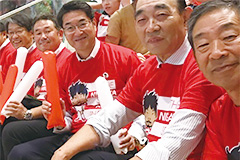 【写真】「稲垣啓太を応援する会」の皆さん、中原市長とともに声援をおくる夏目区長（写真左端）