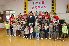【写真】市之瀬幼稚園で園児と写真を撮る稲垣選手