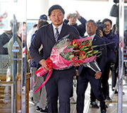 【写真】花束を手に秋葉区役所を歩く稲垣選手