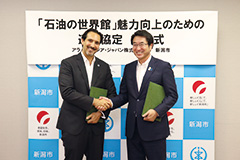 【写真】中原市長と握手するアラムコ・アジア・ジャパン株式会社 代表取締役社長のオマール アル アムーディさん
