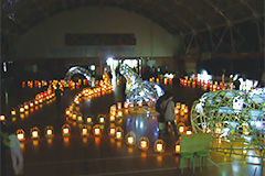 【写真】新津第二中学校の体育館で展示される竹の灯籠や原田さんのオブジェ