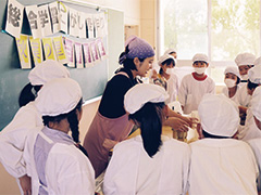 【写真】新津第一小学校での調理実習の様子
