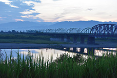 【写真】阿賀野川に映る鉄橋と阿賀浦橋