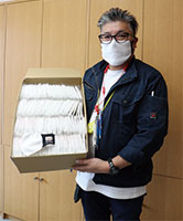 【写真】株式会社YOSHIHIDEさんとAKIHAのロゴが入ったマスク