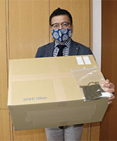 【写真】株式会社トヨシマエクセルさんと3種類のマスク