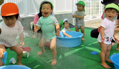 【写真】子どもたちの水遊びの様子