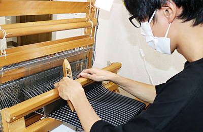 【写真】小須戸縞を手織りしている様子