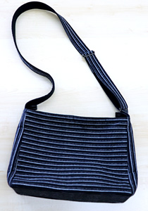 【写真】小須戸縞で作ったバッグ、ストラップ、シャツ