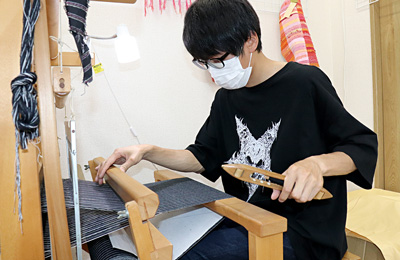 【写真】小須戸縞を織っている小川敏夫さん