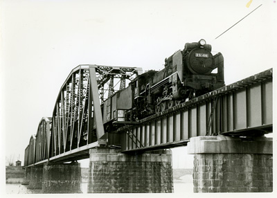 【写真】羽越線阿賀野川橋梁を渡るD51 498号機（1972（昭和47）年）