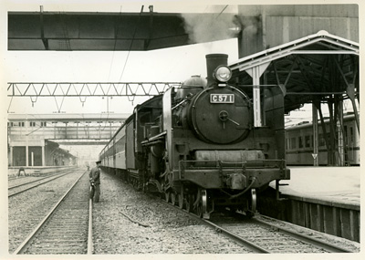 【写真】新津駅構内のC57 1号機（1962（昭和37）年）