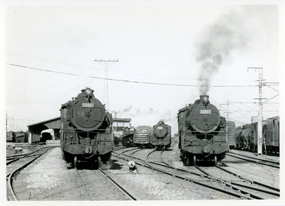 【写真】新津駅構内の9600形機関車（1960年代）