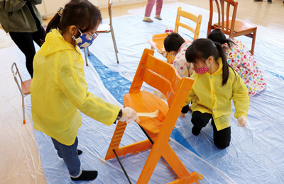 【写真】見守りの椅子の塗装作業