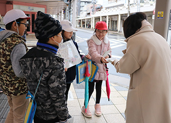児童が古町商店街などでチラシを配り宣伝