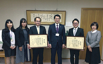 受賞を報告した石川校長(右から2番目)と斎藤さん(右端)