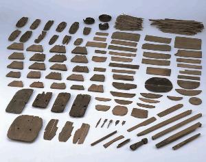 新潟市の馬場屋敷遺跡から出土した木製品の写真。下駄や箸などが見つかった。