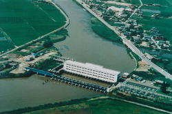 旧新井郷川排水機場（阿賀野川右岸農業水利事務所提供）