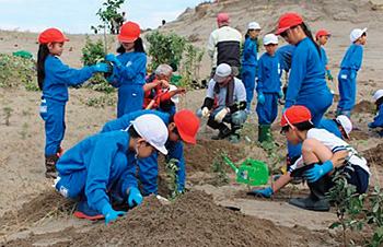 地域活動に励む松浜小学校児童