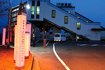 新崎駅を照らす12色の光