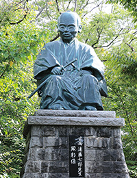 遠藤七郎の像