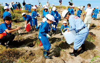松浜小学校4年生らが海岸飛砂防止のためのアキグミ植樹