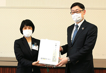 左:高橋区長　右:代表取締役　長井　裕三さん