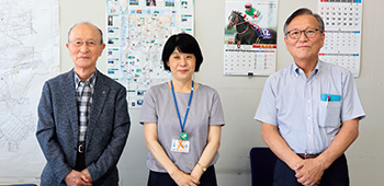左から編集委員の平田敬正さん、高橋北区長、上松さん