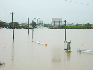 平成23年7月新潟福島豪雨の際の小須戸橋が水没している写真