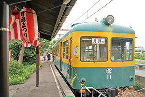 旧新潟交通電鉄線月潟駅のかぼちゃ電車の写真