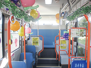 風船でフルーツをイメージした装飾を施したバス車内の写真