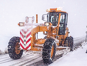 除雪作業中の除雪車の写真