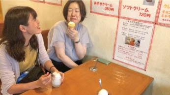 白アイスを食べている写真
