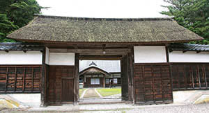 笹川邸の表門の写真