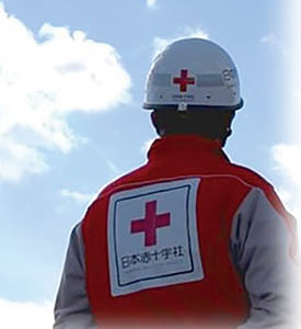 赤十字のマークを背中に付けた人の写真