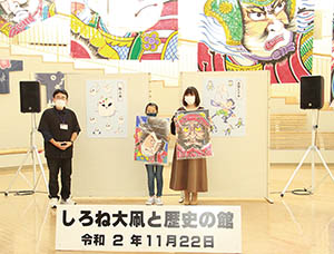 キャラクター賞受賞の２人が副賞の和凧を持っている写真