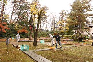 区内の郵便局長が笹川邸ガーデンの掃除をしている写真