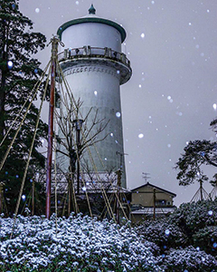 雪がちらつく中、旧白根配水塔を下から写した写真