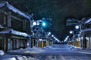 商店街が雪景色の夜の写真