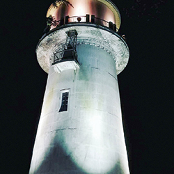 旧白根配水塔が夜ライトアップされている写真