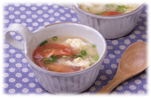 カップに盛られたトマトと卵のスープの写真