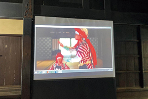 笹川邸囲炉裏の間に映し出されている「角兵衛獅子の舞」の写真
