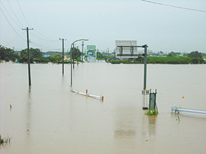 平成23年7月の新潟・福島豪雨の際に信濃川の水に浸る小須戸橋の写真