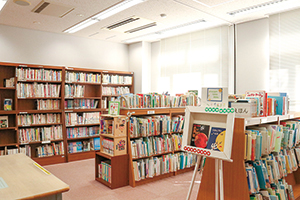 大きな本棚が並ぶ、味方地区図書館の写真
