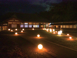 光の球体と凧灯ろうが置かれた、笹川邸の外観写真