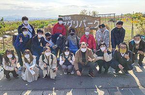視察に来た新潟大学の学生の集合写真