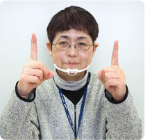 手話通訳者・鈴木さんが両手人差し指を30センチほどの間隔を空け、顔の前に出している写真