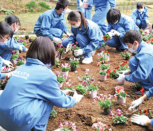 「笹川邸ガーデン」を制作する生徒の写真