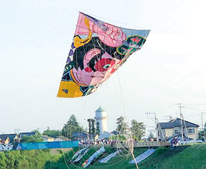大凧が中ノ口川上空に揚がっている写真