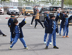 「臼井棒踊りを踊る子どもたち」の写真